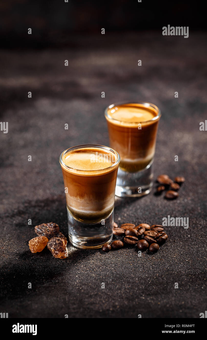 Shot cocktail con il gusto del caffè al buio su un sfondo vintage Foto Stock