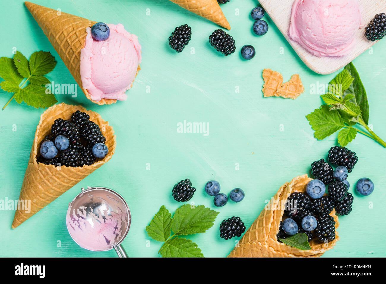 Berry gelati su legno rustico sfondo Foto Stock
