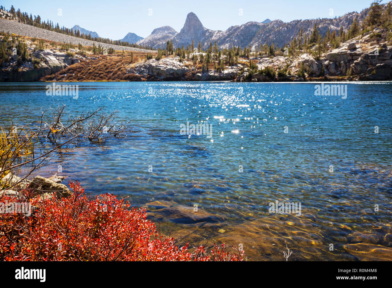 Natura bellissima scena in autunno le montagne. Sierra Nevada lago di riflessione. Foto Stock