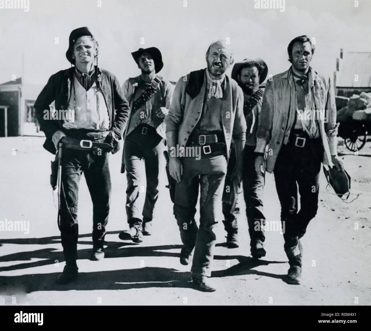 Il HELLIONS 1961 Irving Allen Productions film ambientato in Sud Africa con Lionel Jeffries centro e Marty Wilde secondo da destra Foto Stock