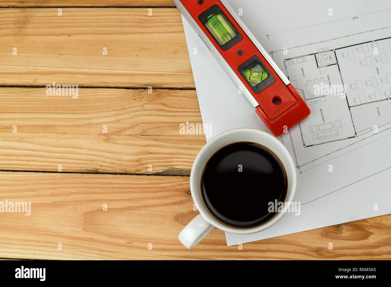 Tazza di caffè con lo strumento di misura e blueprint, un concetto architettonico Foto Stock