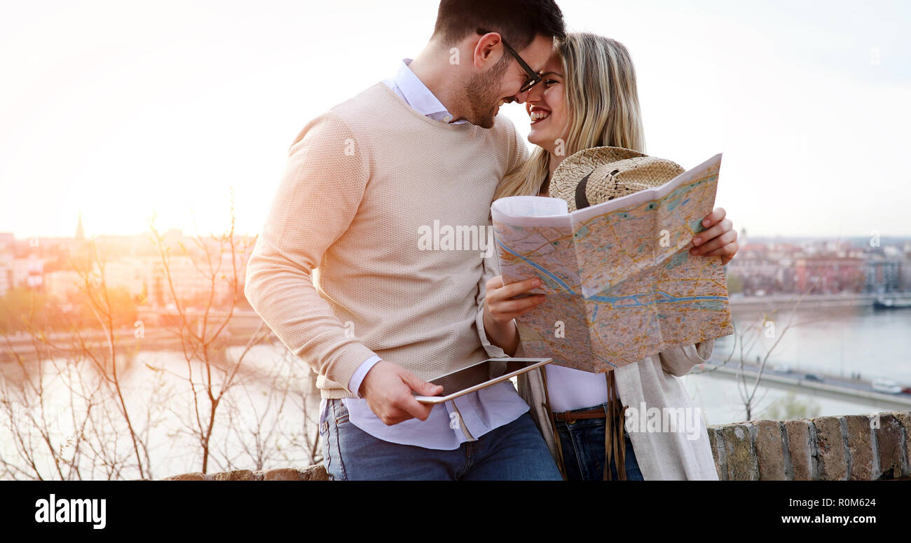Felici turisti città turistiche con mappa Foto Stock