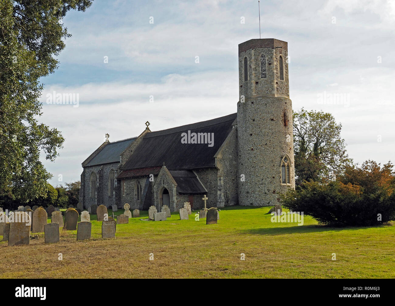 La pittoresca chiesa medievale di West Somerton, Norfolk è costruito in selce e ha una insolita torre rotonda che raramente si trova al di fuori di East Anglia. Foto Stock