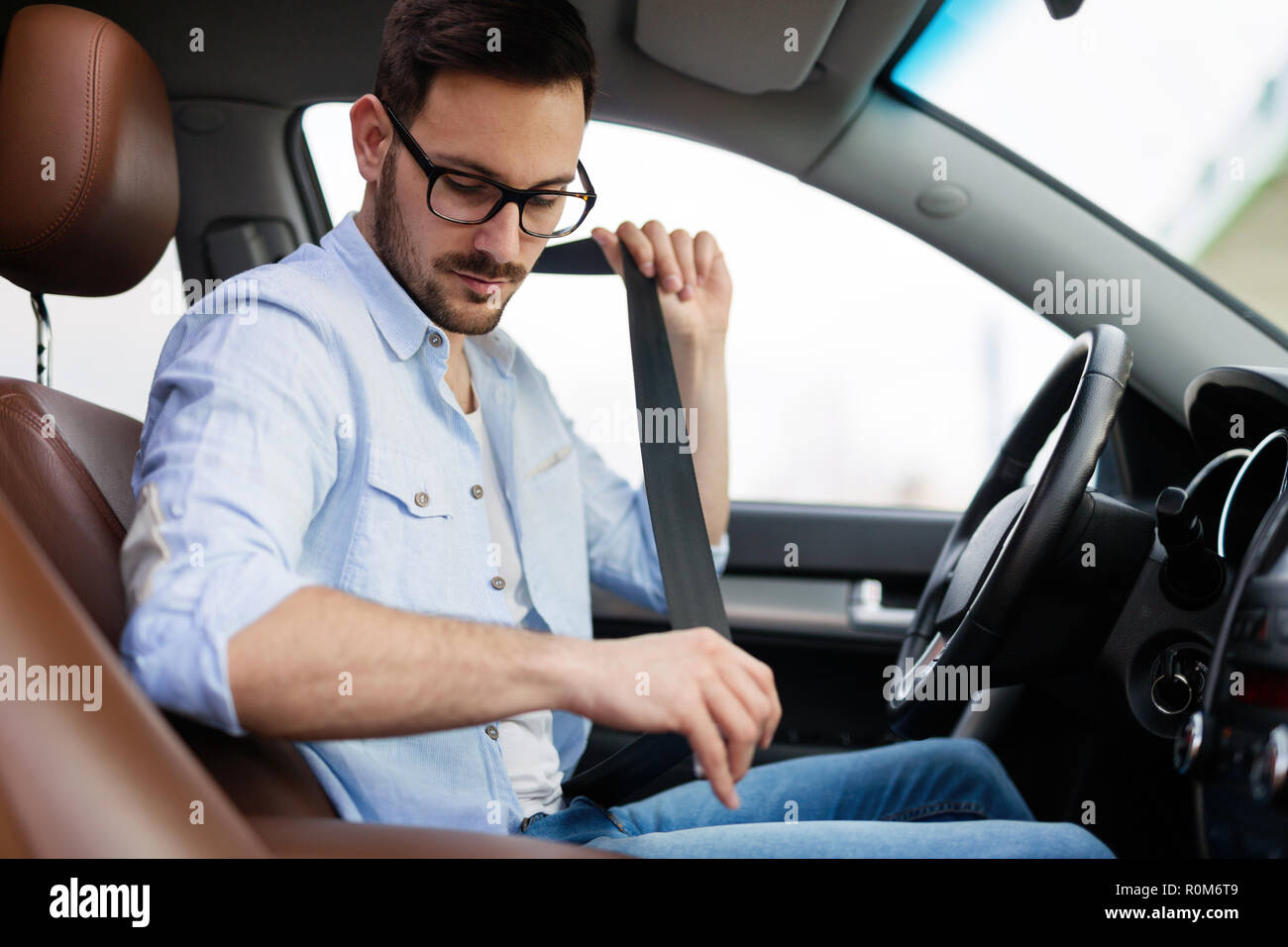 Fissare il sedile auto cinghia. La cintura di sicurezza prima di tutto la sicurezza durante la guida Foto Stock