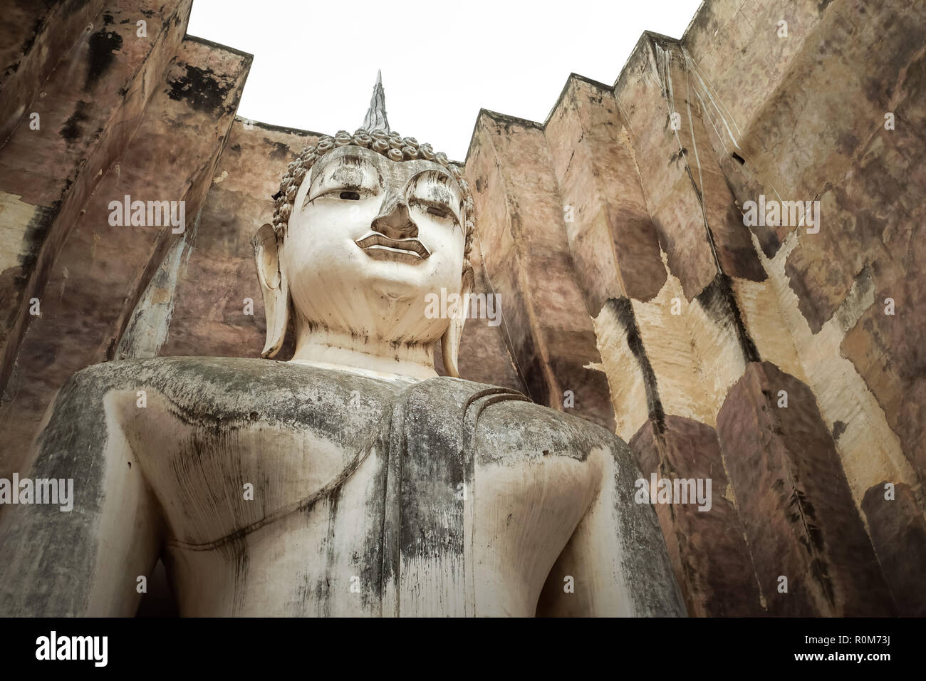 Il XIII secolo il tempio che sancisca la più grande immagine del Buddha in Sukhothai, Thailandia. Phra Achana in Wat Si Chum. Foto Stock