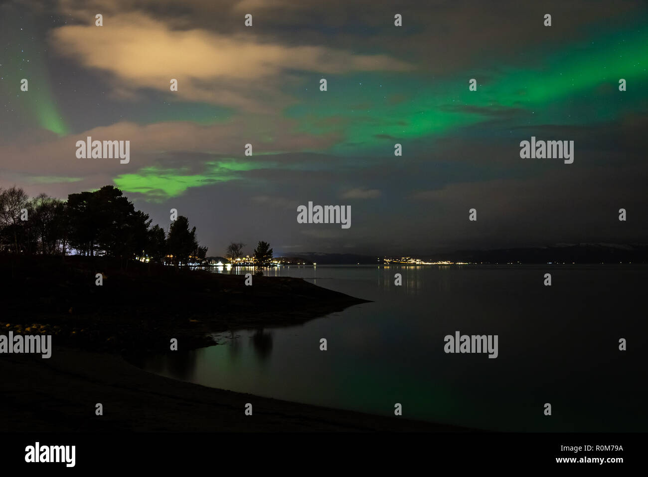 Green Northern lights sopra Trondheimsfjorden in Ranheim, area di Trondheim, Norvegia. Foto Stock