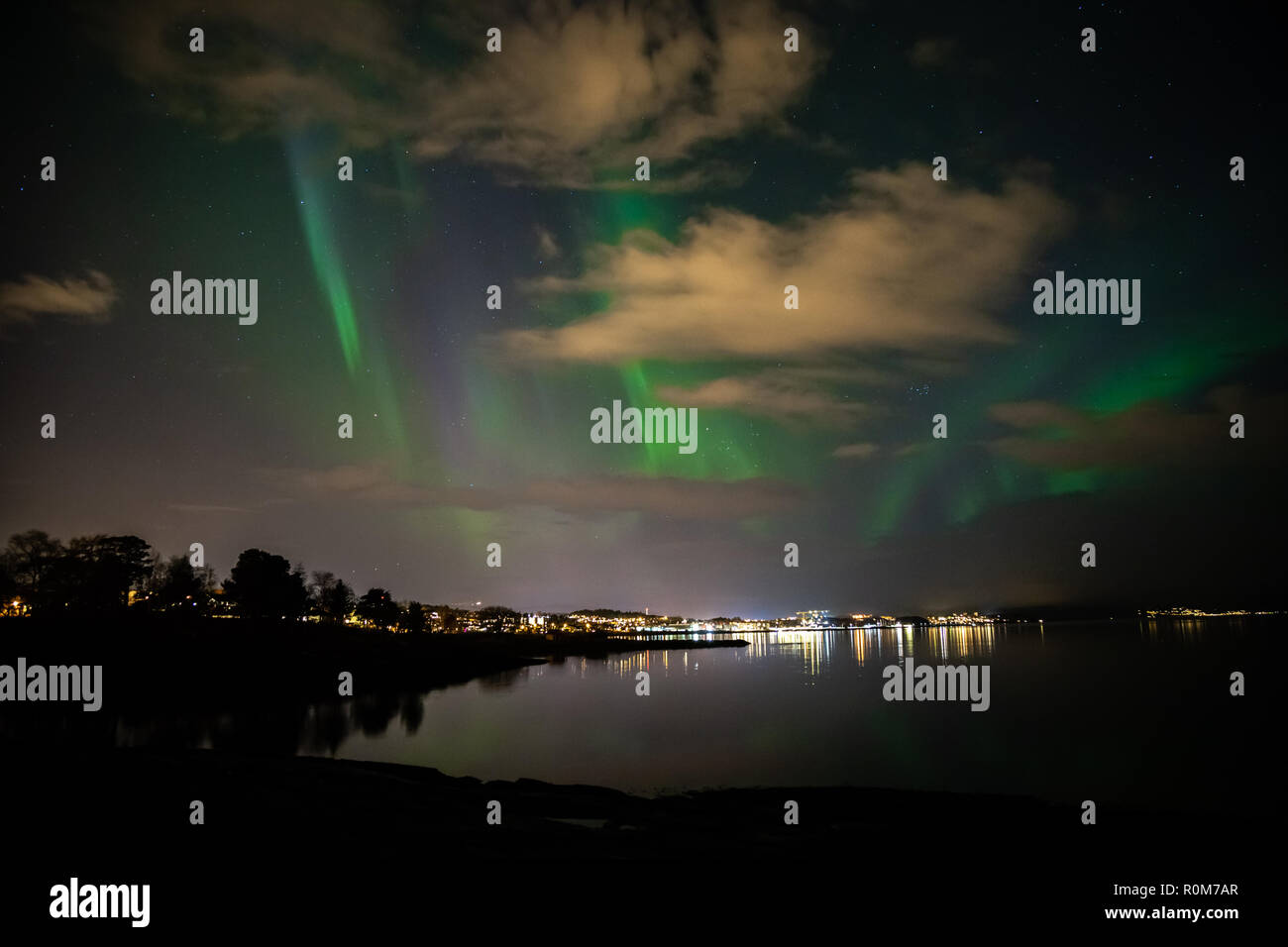 Green Northern lights sopra Trondheimsfjorden in Ranheim, area di Trondheim, Norvegia. Foto Stock