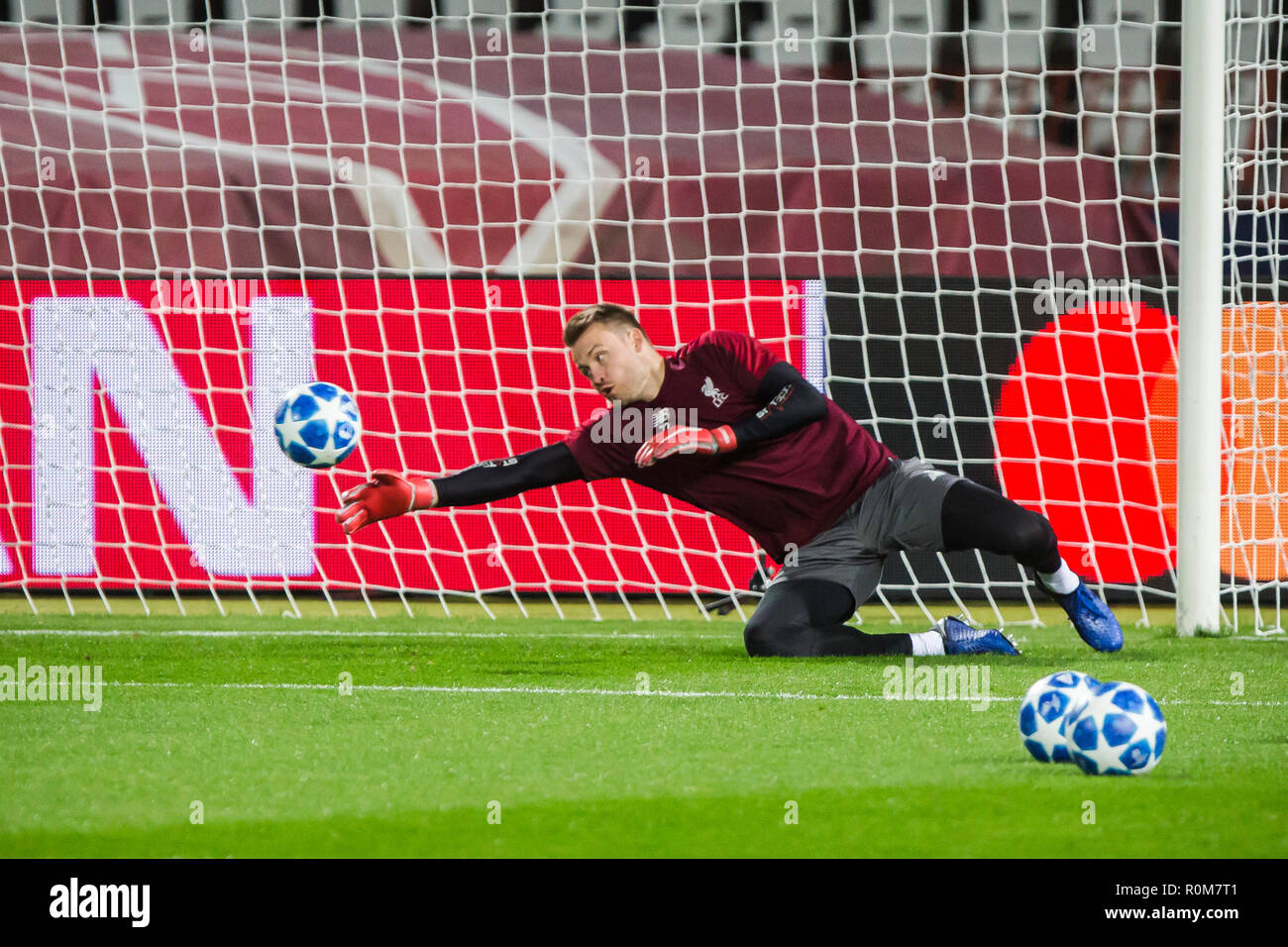 A Belgrado, in Serbia. 5 novembre 2018. Il portiere Simon Mignolet di Liverpool si riscalda Credito: Nikola Krstic/Alamy Live News Foto Stock