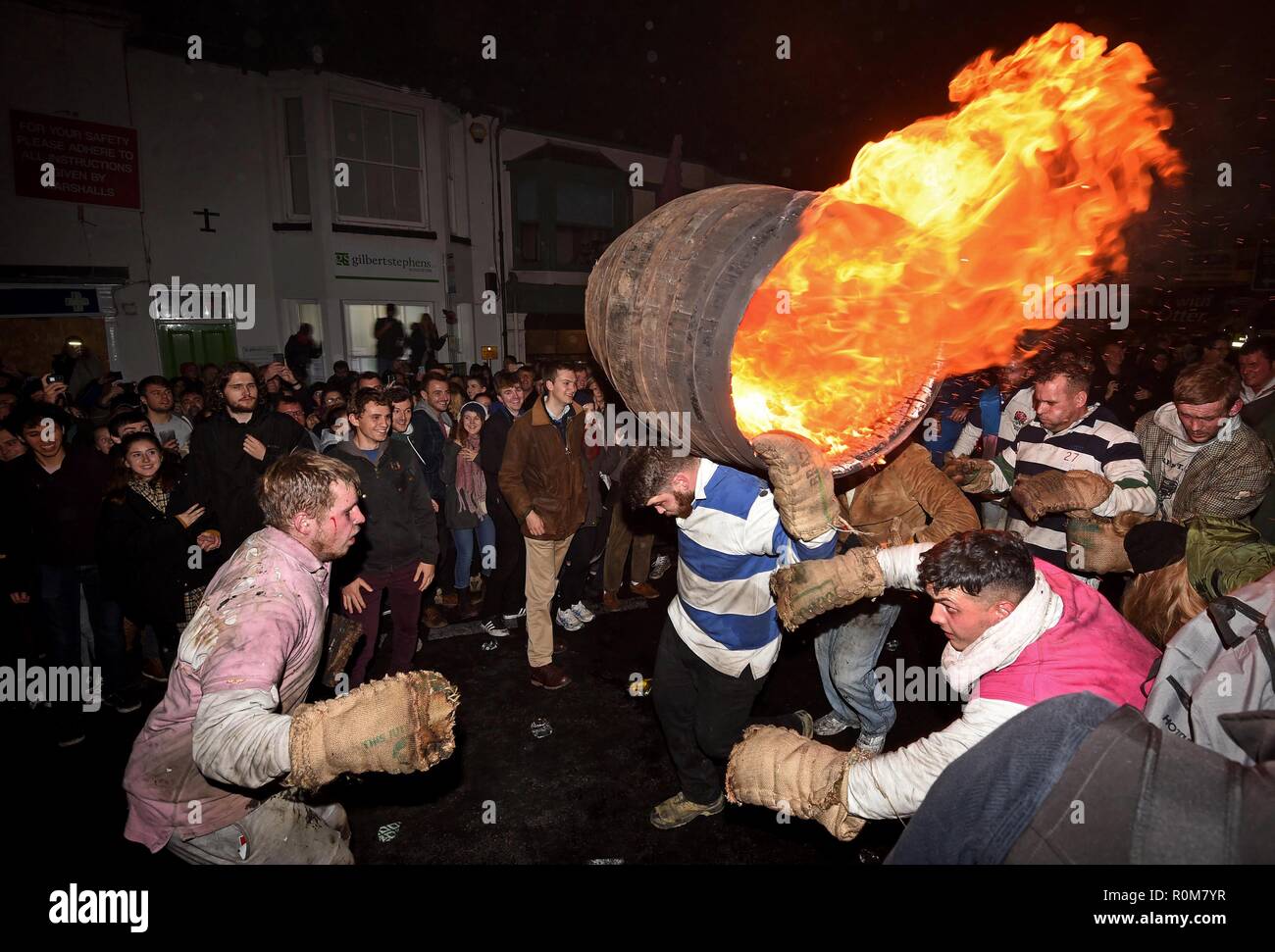 Catrame infuocato di barili evento sulla notte dei falò, Tar canna bruciore, coloro che portano il tradizionale catrame infuocato di barili attraverso le strade di Ottery St Mary, Devon Credito: Finnbarr Webster/Alamy Live News Foto Stock