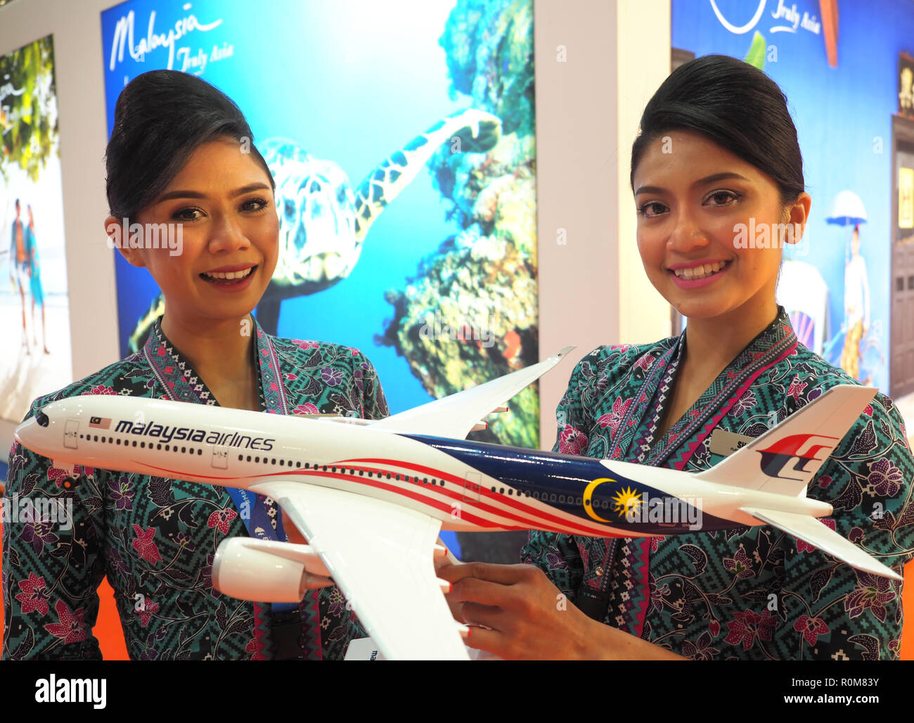 Excel, London, Regno Unito. 5 novembre 2018. Malaysia Airlines A350 modello con due equipaggi di cabina al World Travel Market, Excel, London, oggi (Mon) Credito: Finnbarr Webster/Alamy Live News Foto Stock