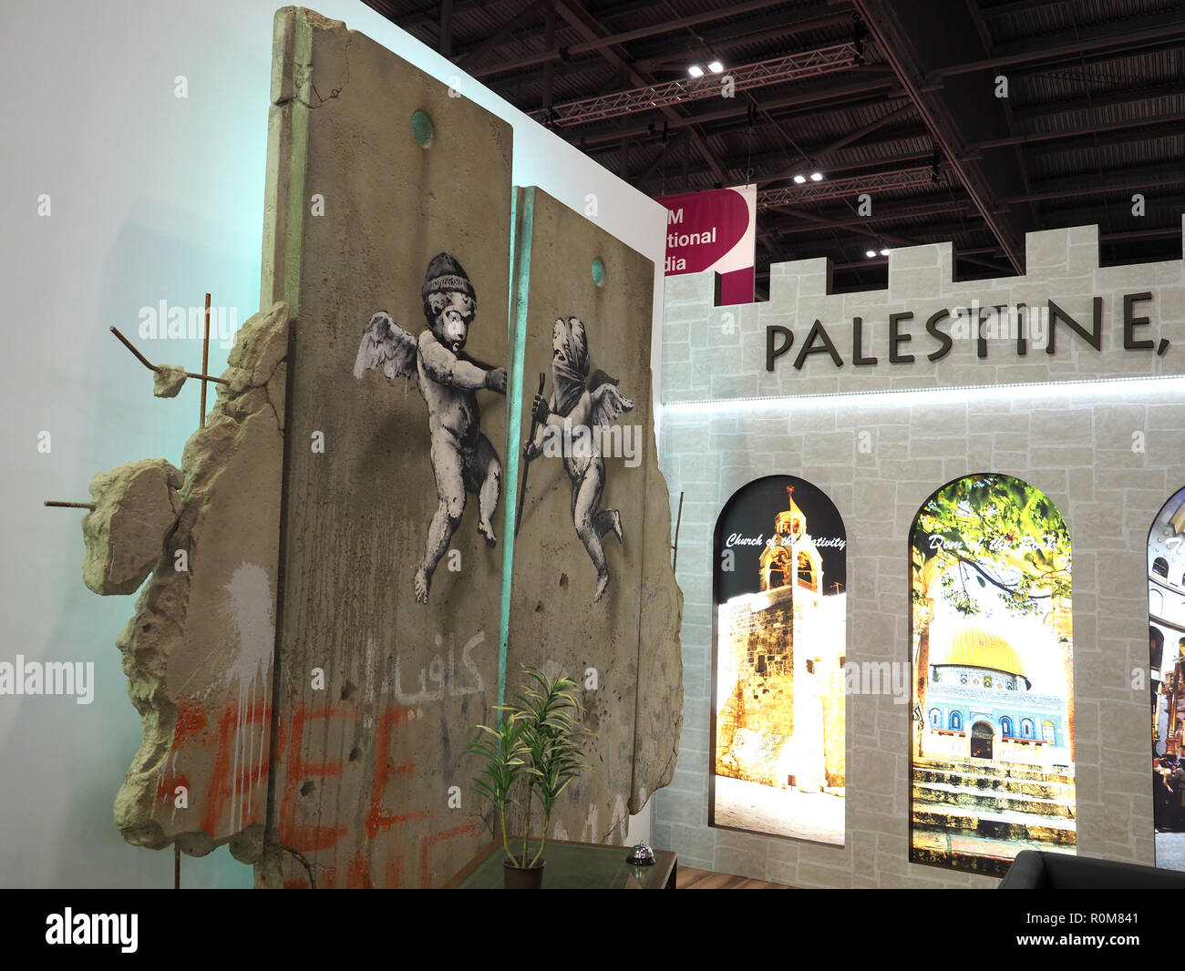 Excel, London, Regno Unito. 5 novembre 2018. Replica di Banksy illustrazione sulla Palestina stand al World Travel Market, Excel, London, oggi (Mon) Credito: Finnbarr Webster/Alamy Live News Foto Stock