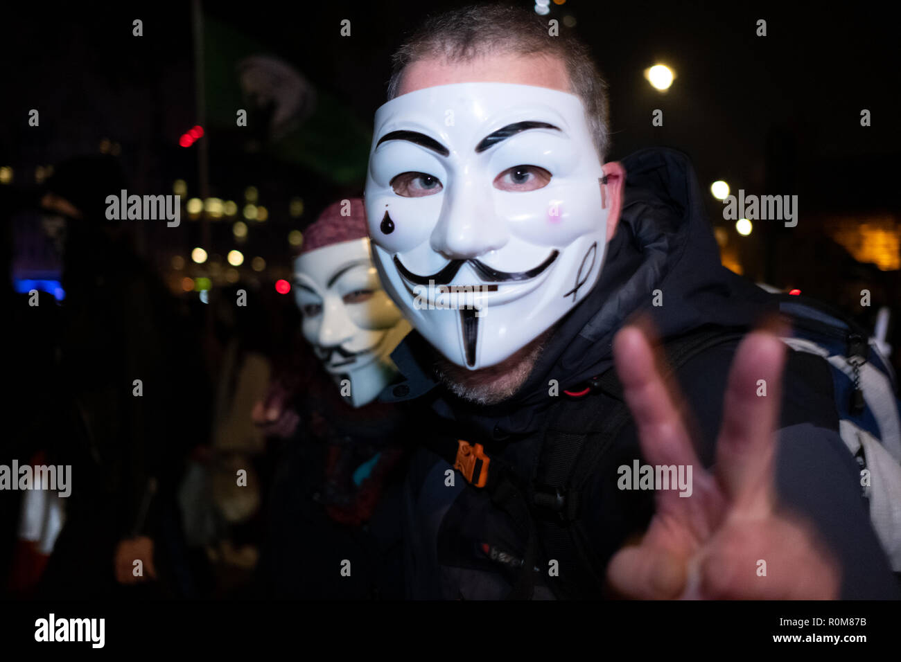 Londra, Regno Unito. 5 novembre 2018. Maschera di milioni di marzo rally nel centro di Londra il 5 novembre 2018 con i sostenitori anonimi che indossa la mitica maschera di Guy Fawkes. Credito: Giovanni Strondl/Alamy Live News Foto Stock