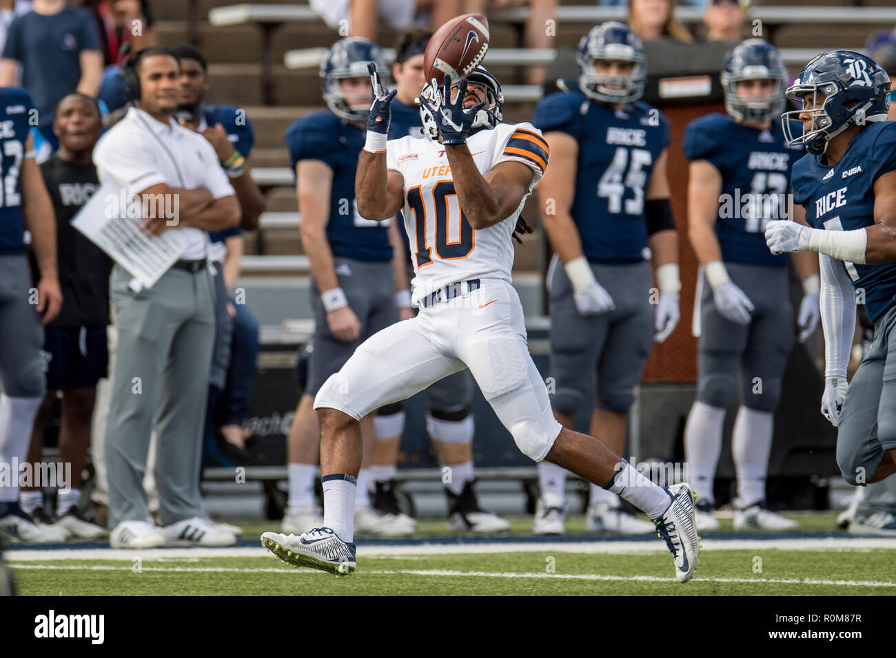 Houston, TX, Stati Uniti d'America. 3 Novembre, 2018. Minatori UTEP wide receiver Redix Warren (10) fa una cattura nella parte anteriore del riso gufi cornerback Justin Bickham (7) durante il primo trimestre di un NCAA Football gioco tra i minatori UTEP e il riso Civette alla Rice Stadium di Houston, TX. UTEP ha vinto il gioco da 34 a 26.Trask Smith/CSM/Alamy Live News Foto Stock