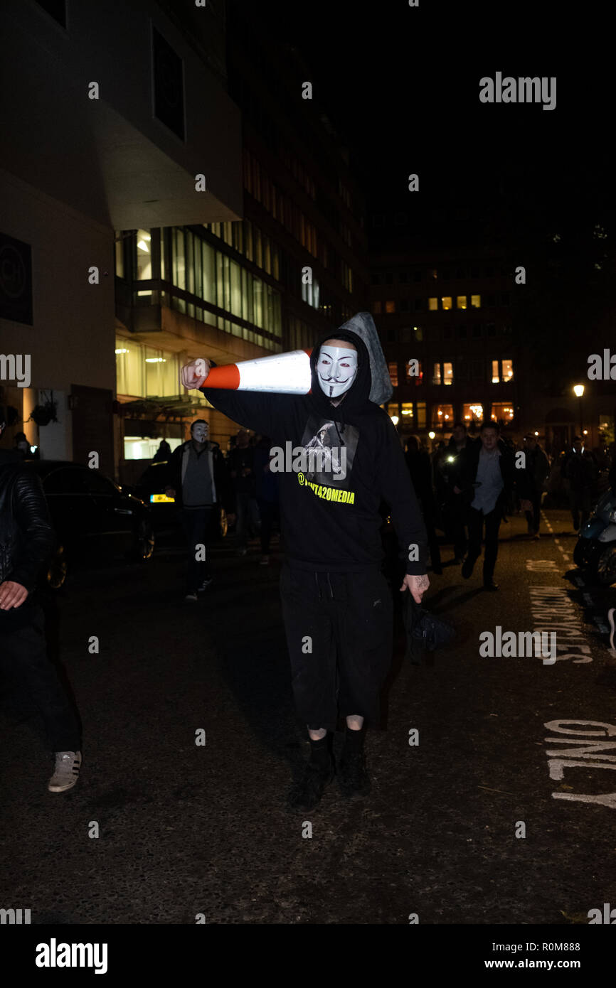 Londra, Regno Unito. 5 novembre 2018. Maschera di milioni di marzo rally nel centro di Londra il 5 novembre 2018 con i sostenitori anonimi che indossa la mitica maschera di Guy Fawkes. Credito: Giovanni Strondl/Alamy Live News Foto Stock