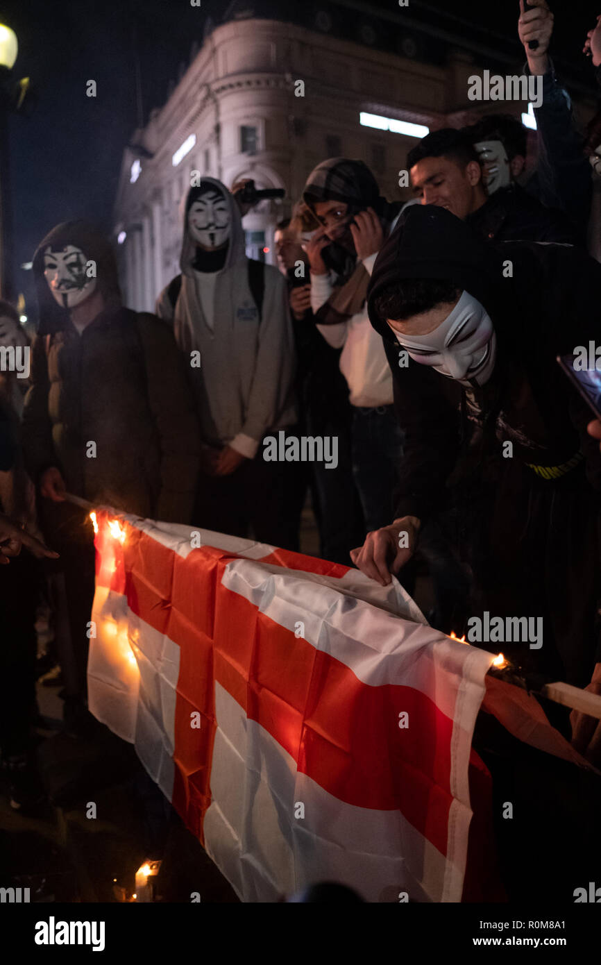 Londra, Regno Unito. 5 novembre 2018. Maschera di milioni di marzo rally nel centro di Londra il 5 novembre 2018 con i sostenitori anonimi che indossa la mitica maschera di Guy Fawkes. Credito: Giovanni Strondl/Alamy Live News Foto Stock