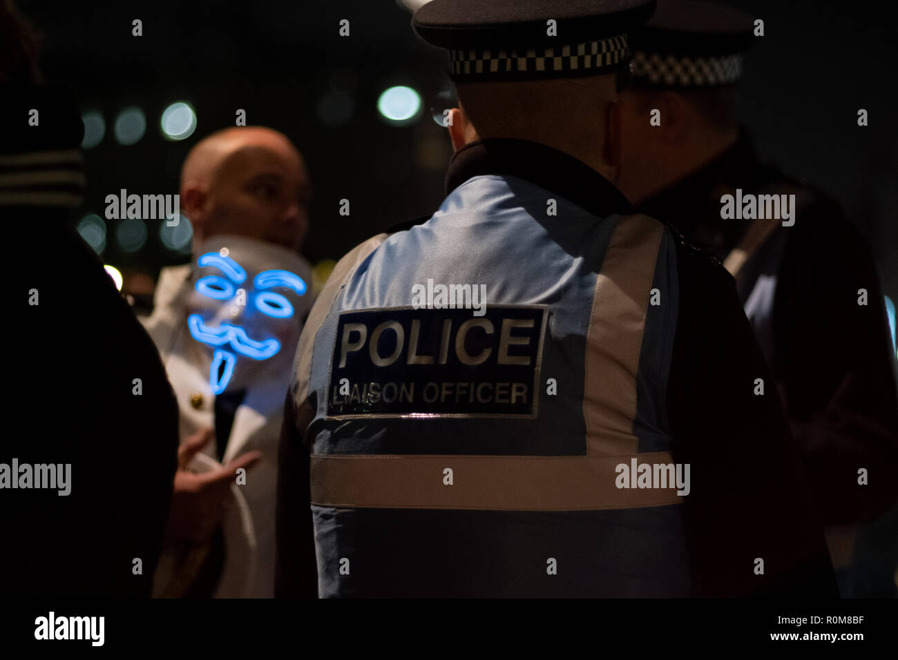 Londra, Regno Unito. 5 novembre 2018. Maschera di milioni di marzo rally nel centro di Londra il 5 novembre 2018 con i sostenitori anonimi che indossa la mitica maschera di Guy Fawkes. Credito: Giovanni Strondl/Alamy Live News Foto Stock