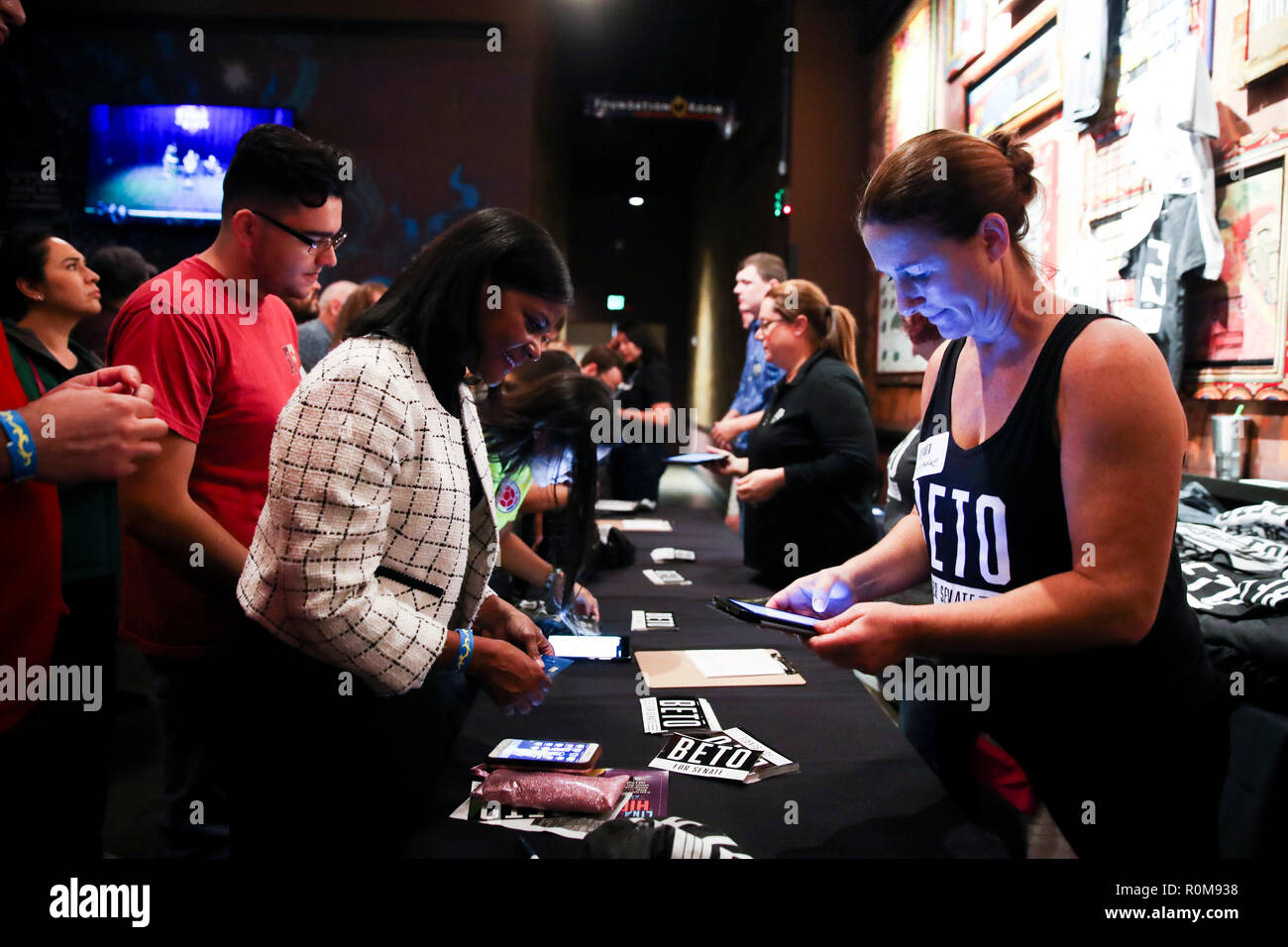 Houston. 5 Novembre, 2018. I sostenitori del candidato democratico del senatore Beto O'Rourke comprare souvenir durante la sua campagna rally a Houston in Texas nov. 5, 2018. Gli Stati Uniti dovranno tenere le elezioni intermedia il martedì. Credito: Wang Ying/Xinhua/Alamy Live News Foto Stock