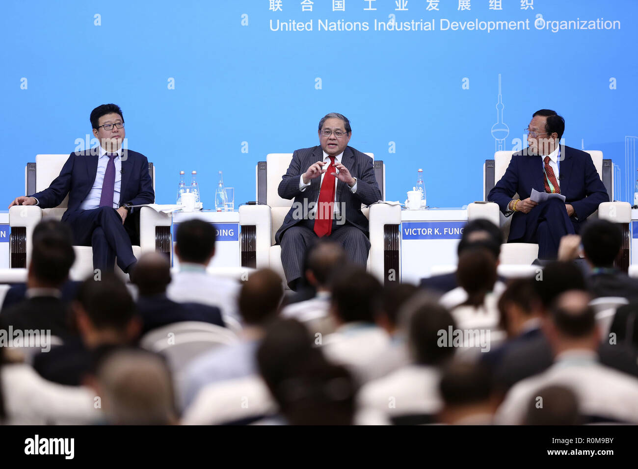 Shanghai, Cina. 5 Novembre, 2018. William Ding (L), presidente e CEO di NetEase Inc., Victor K. Fung (C), il presidente del gruppo di Fung Gruppo, e Terry Gou, fondatore e CEO di Foxconn Technology Group, discutere alla sessione parallela sul commercio e l'apertura dell'Hongqiao International Forum economico e commerciale a Shanghai in Cina orientale, nov. 5, 2018. Credito: Yin pista/Xinhua/Alamy Live News Foto Stock