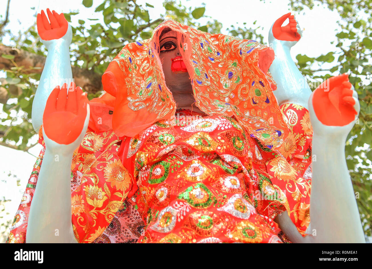 Una vista generale fo la statua di Kali dopo il tocco finale. Idole maker sono occupato facendo e dando il tocco finale di dea Kali davanti a Kali Puja in occasione del Diwali in Agartala, capitale del nord-est stato di Tripura. Foto Stock
