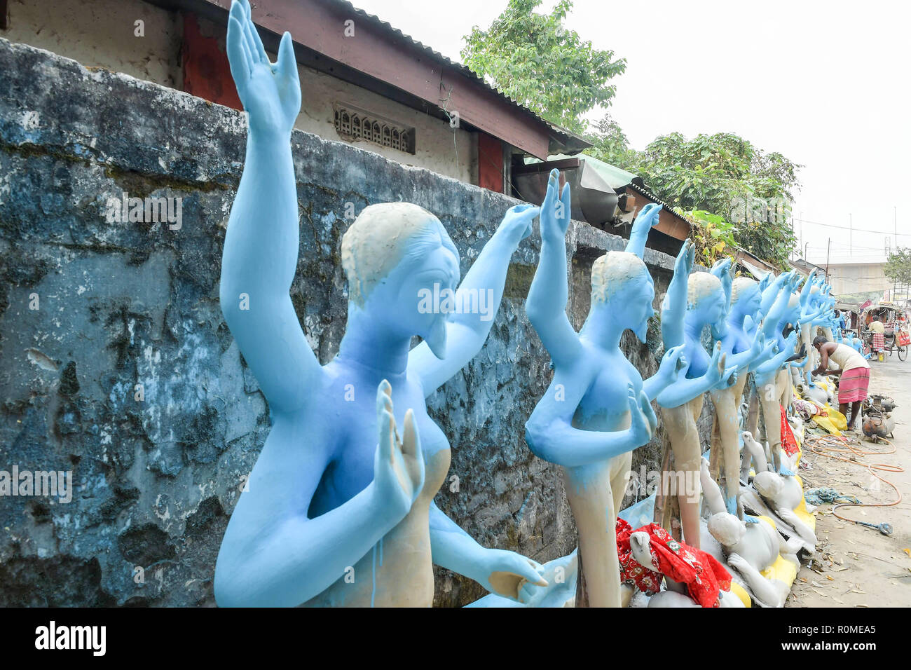 Una vista generale di molte statue della dea Kali. Idole maker sono occupato facendo e dando il tocco finale di dea Kali davanti a Kali Puja in occasione del Diwali in Agartala, capitale del nord-est stato di Tripura. Foto Stock