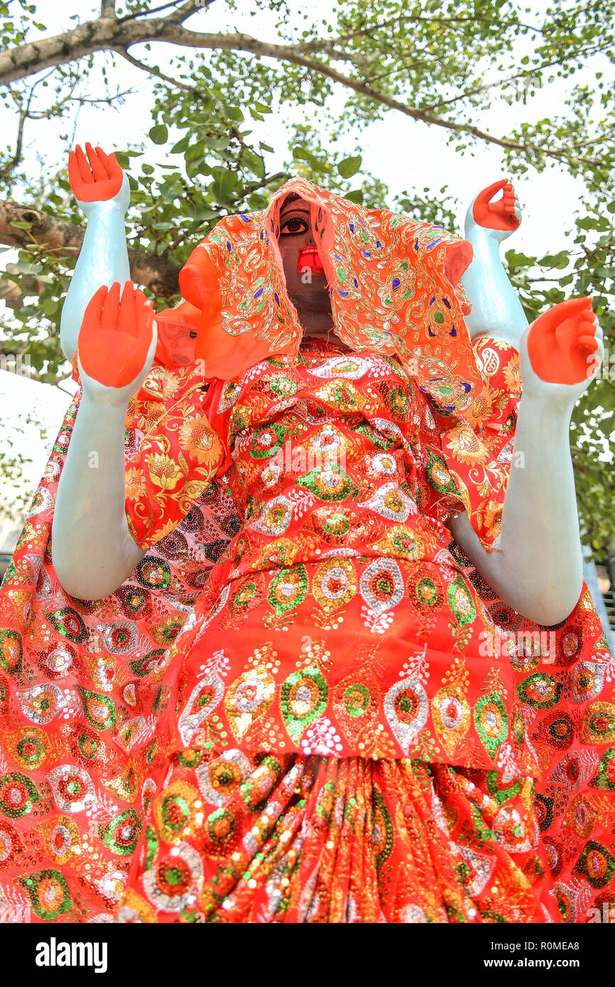 Una vista generale fo la statua di Kali dopo il tocco finale. Idole maker sono occupato facendo e dando il tocco finale di dea Kali davanti a Kali Puja in occasione del Diwali in Agartala, capitale del nord-est stato di Tripura. Foto Stock