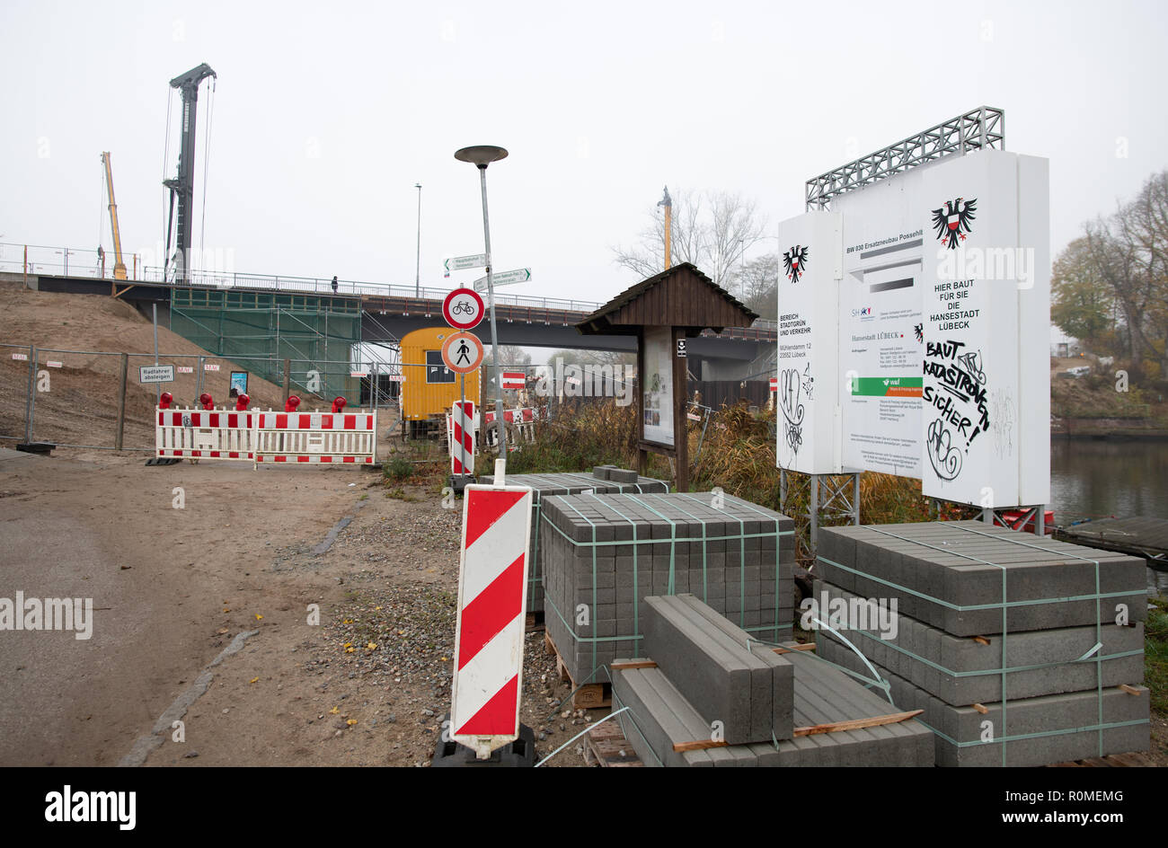 06 novembre 2018, Schleswig-Holstein, Lubecca: pavimentazione Pietre per la Possehl ponte al di sopra della trave sono pronti per l'elaborazione. La struttura a ponte ora costa 15 milioni di euro invece di precedentemente calcolati nove milioni di euro e non è ancora finito. La costruzione è elencato nel 'Schwarzbuch' del Bund der Steuerzahler, che è stata presentata lo stesso giorno. Foto: Rainer Jensen/dpa Foto Stock