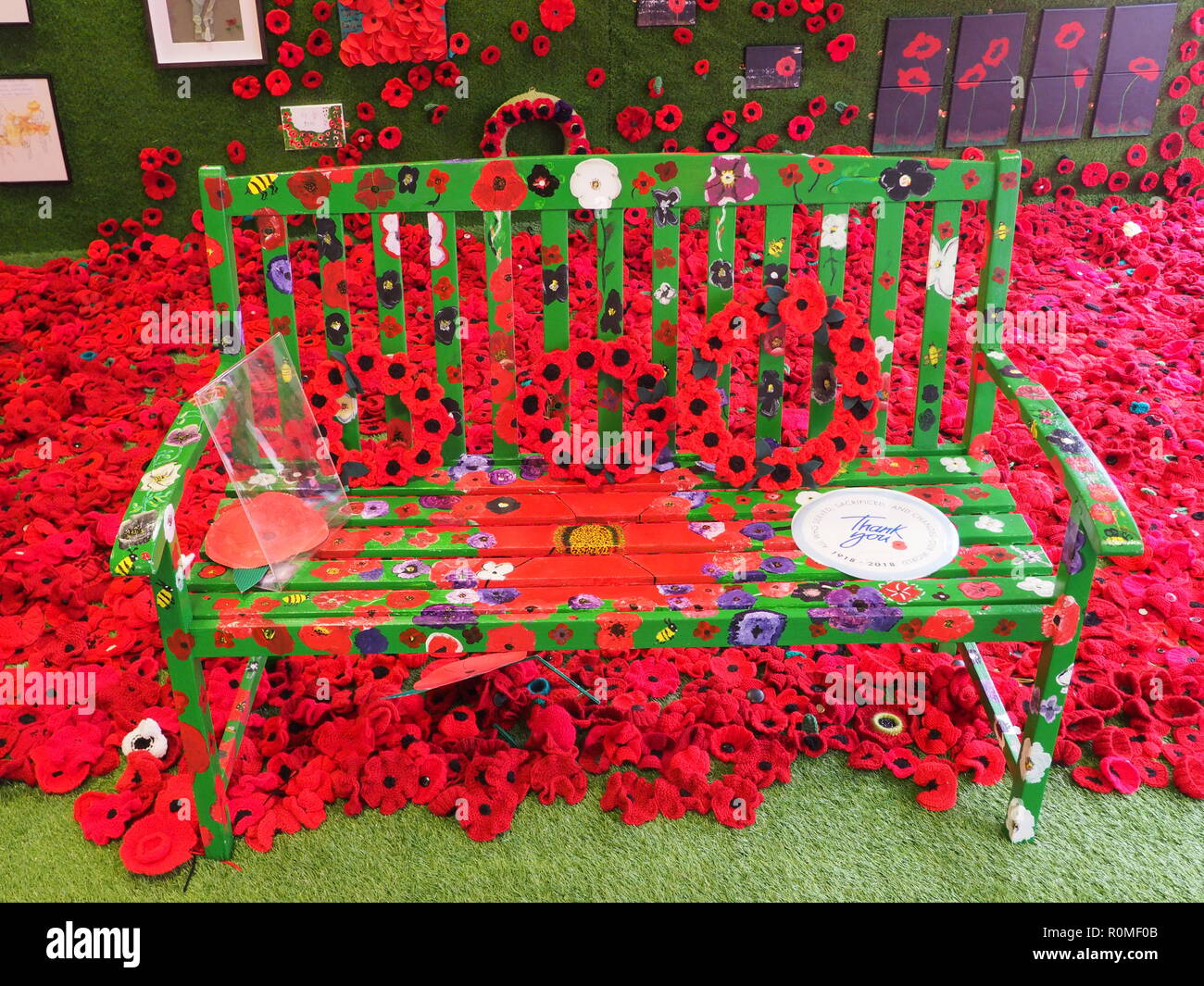 Sheerness, Kent, Regno Unito. 6 Nov, 2018. Migliaia di papaveri di maglia sono sul display nel gateway Sheppey in Sheerness, Kent. Il display è dotato anche di un colorato da banco e varie opere per celebrare il centenario del giorno dell'armistizio. Il display è in aiuto della Royal British Legion appello di papavero 2018. Credito: James Bell/Alamy Live News Foto Stock