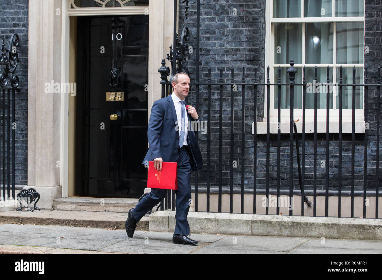 Londra, Regno Unito. 6 Novembre, 2018. Dominic Raab MP, Segretario di Stato per la chiusura dell'Unione europea, foglie 10 Downing Street a seguito di una riunione del gabinetto durante la quale il Primo ministro è stato previsto per i ministri di aggiornamento sullo stato attuale dei negoziati Brexit con una vista a lavorare per la creazione di uno speciale vertice Brexit nell'ultima settimana di novembre. Credito: Mark Kerrison/Alamy Live News Foto Stock