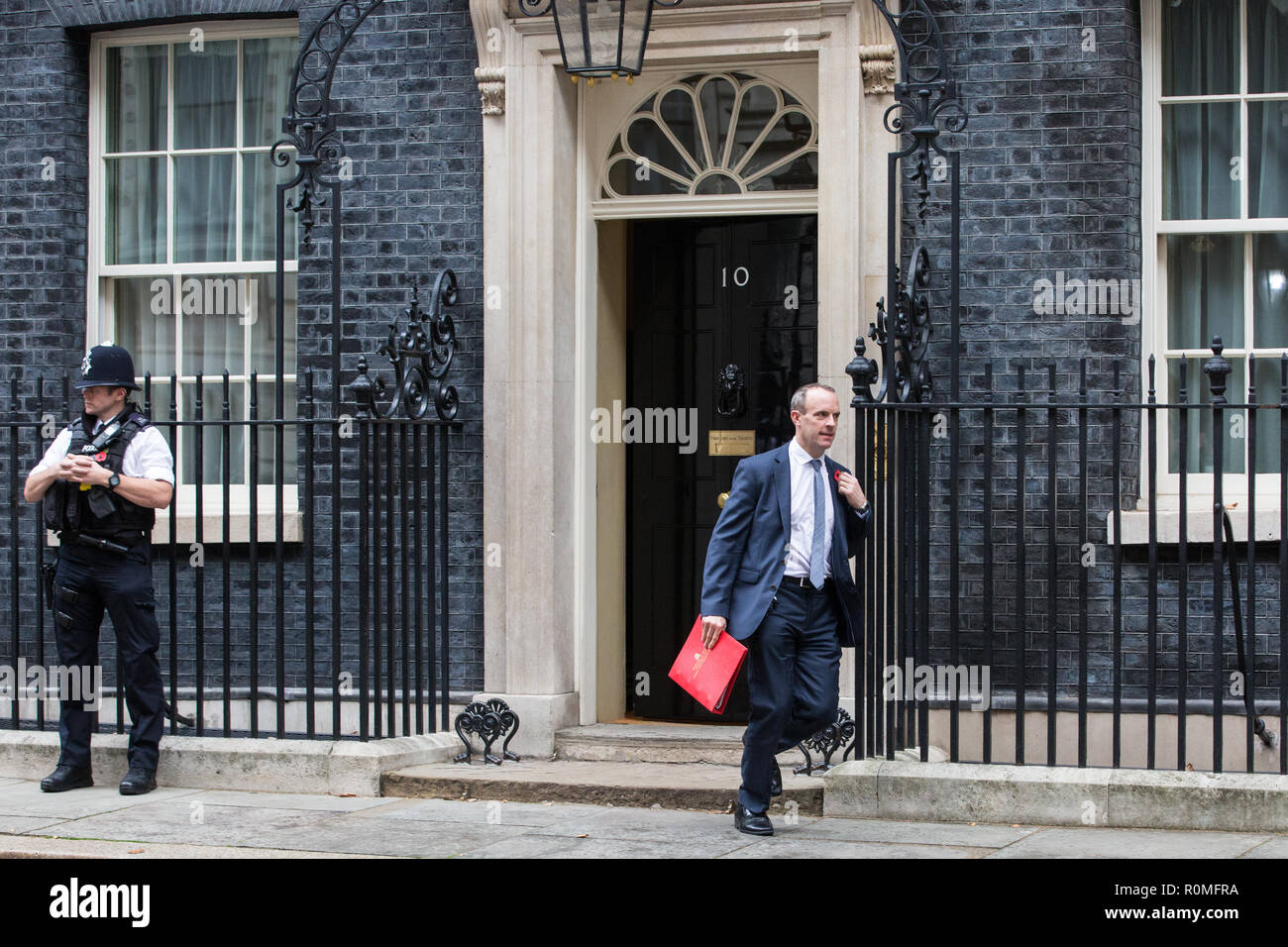 Londra, Regno Unito. 6 Novembre, 2018. Dominic Raab MP, Segretario di Stato per la chiusura dell'Unione europea, foglie 10 Downing Street a seguito di una riunione del gabinetto durante la quale il Primo ministro è stato previsto per i ministri di aggiornamento sullo stato attuale dei negoziati Brexit con una vista a lavorare per la creazione di uno speciale vertice Brexit nell'ultima settimana di novembre. Credito: Mark Kerrison/Alamy Live News Foto Stock