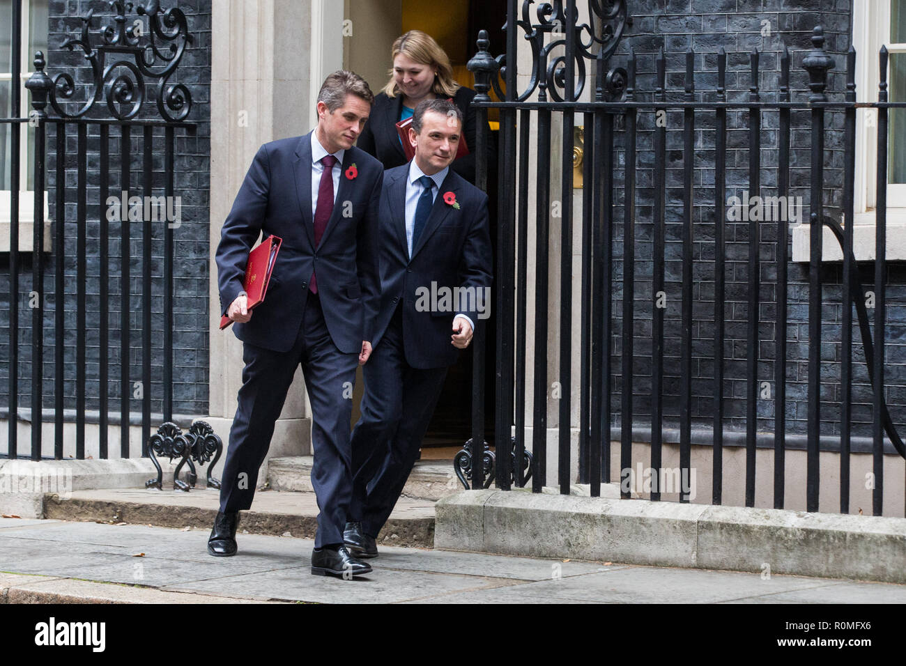 Londra, Regno Unito. 6 Novembre, 2018. Gavin Williamson MP, Segretario di Stato per la difesa, e Alun Cairns MP, Segretario di Stato per il Galles, lasciare 10 Downing Street a seguito di una riunione del gabinetto durante la quale il Primo ministro è stato previsto per i ministri di aggiornamento sullo stato attuale dei negoziati Brexit con una vista a lavorare per la creazione di uno speciale vertice Brexit nell'ultima settimana di novembre. Credito: Mark Kerrison/Alamy Live News Foto Stock