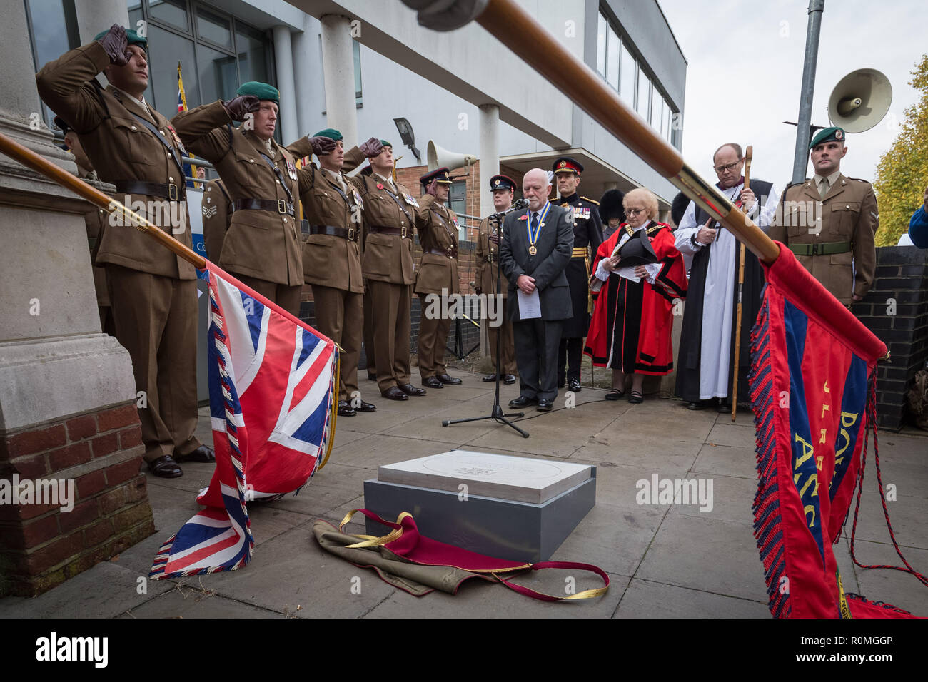 Londra, Regno Unito. 6 Nov 2018. Inaugurazione della finale London Victoria Cross commemorative pavimentazione in pietra in onore del tenente colonnello Sir Brett Mackay Cloutman VC MC KC. Credito: Guy Corbishley/Alamy Live News Foto Stock