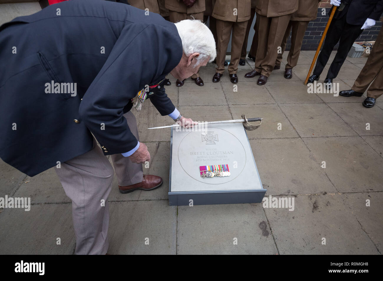 Londra, Regno Unito. 6 Nov 2018. Inaugurazione della finale London Victoria Cross commemorative pavimentazione in pietra in onore del tenente colonnello Sir Brett Mackay Cloutman VC MC KC. Credito: Guy Corbishley/Alamy Live News Foto Stock