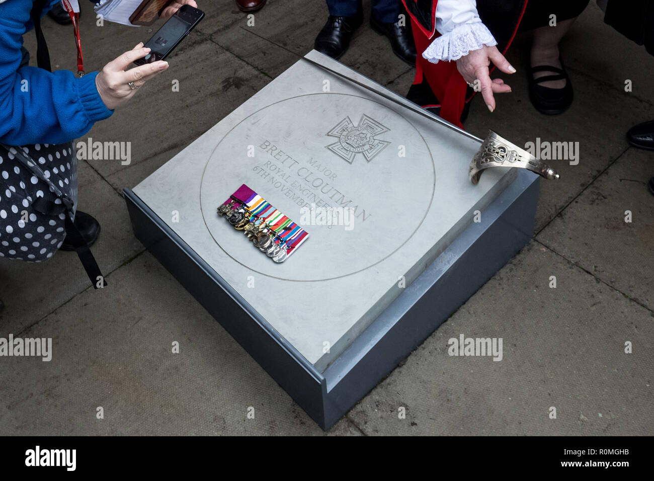 Londra, Regno Unito. 6 Nov 2018. Inaugurazione della finale London Victoria Cross commemorative pavimentazione in pietra in onore del tenente colonnello Sir Brett Mackay Cloutman VC MC KC. Credito: Guy Corbishley/Alamy Live News Foto Stock