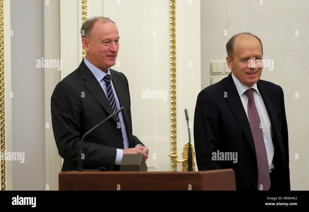 Consiglio di sicurezza russo Segretario Nikolai Patrushev, sinistro e del Servizio di Sicurezza Federale Direttore Alexander Bortnikov prima di una riunione della commissione per la tecnologia militare la cooperazione con Stati esteri presso il Cremlino Novembre 6, 2018 a Mosca, in Russia. Foto Stock