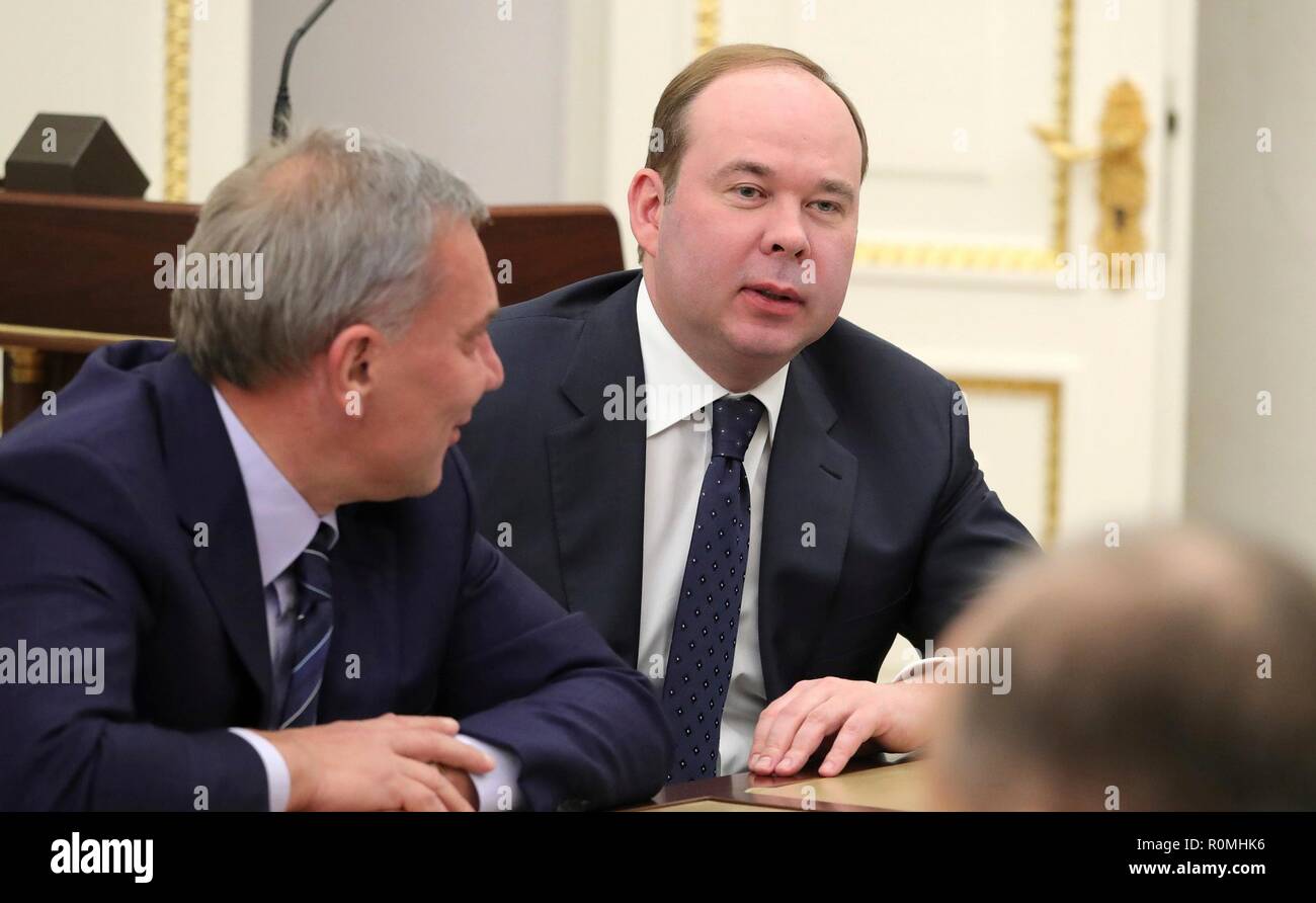 Il russo capo del personale Anton Vaino, destra e vice primo ministro Yury Borisov prima di una riunione della commissione per la tecnologia militare la cooperazione con Stati esteri presso il Cremlino Novembre 6, 2018 a Mosca, in Russia. Foto Stock