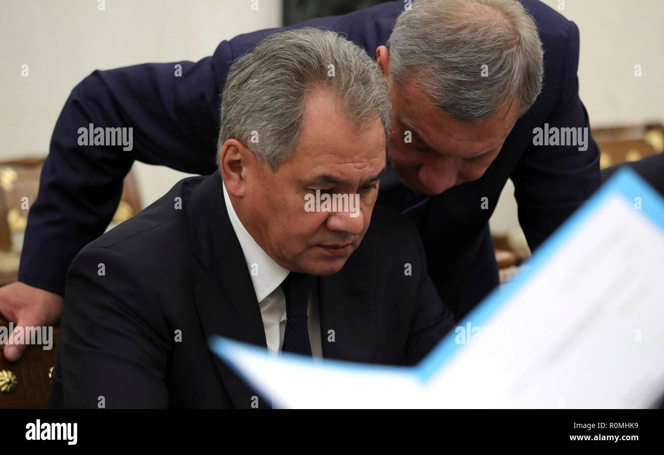 Russo il Ministro della difesa Sergei Shoigu, sinistra e vice primo ministro Yury Borisov prima di una riunione della commissione per la tecnologia militare la cooperazione con Stati esteri presso il Cremlino Novembre 6, 2018 a Mosca, in Russia. Foto Stock