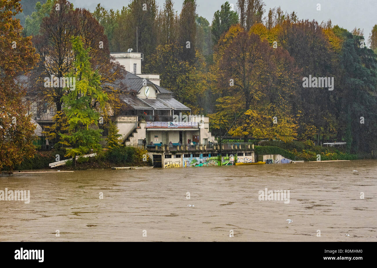 Torino, Italia. 6 Novembre, 2018. A Torino è stato andando su per un paio di giorni, il fiume Po in pieno svolgimento ai Murazzi Credito: Davvero Facile Star/Alamy Live News Foto Stock