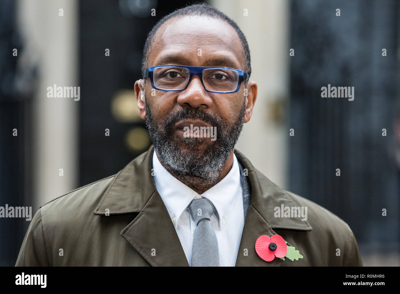 Londra, Regno Unito. 6 Novembre, 2018. Sir Lenny Henry è stato intervistato prima di consegnare una lettera al 10 di Downing Street per chiedere agevolazioni fiscali per aumentare la rappresentanza delle donne, BAME e persone disabili lavorando dietro la telecamera nell'industria cinematografica e televisiva con Adrian Lester OBE, Meera Syal CBE, Ade Adepitan, Nadine ME e Marcus Ryder. Credito: Mark Kerrison/Alamy Live News Foto Stock