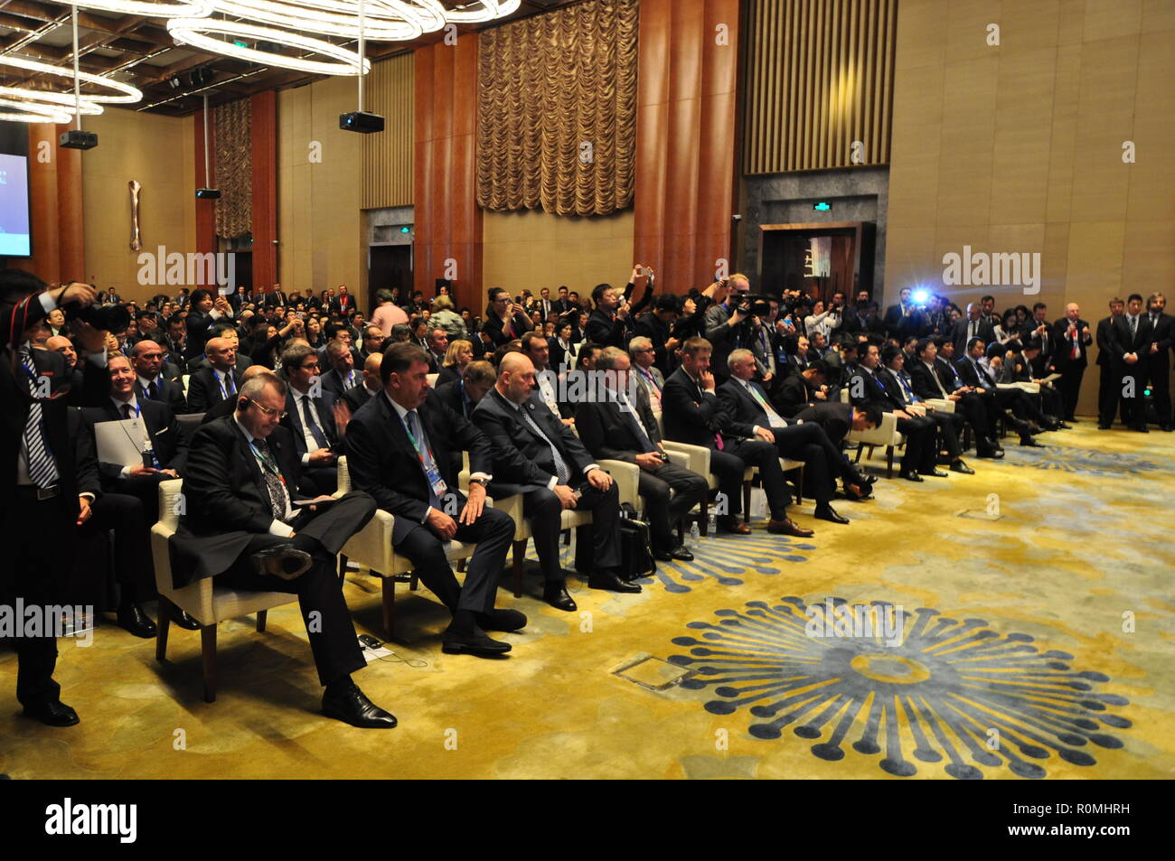 Sanghaj, Cina. 6 Nov, 2018. Shanghai China International Import Expo (CIIE) fair ha visitato una delegazione ceca guidata dal Presidente Zeman, Shanghai, Cina, il 6 novembre 2018. La bancata anteriore L-R: Jaroslav Tvrdik, (in seconda fila) Vladimir Mlynar, Martin Nejedly, Miroslav Toman, Dan Tok, Tomas Petricek, (in seconda fila) Vladimir Dlouhy e Vratislav Mynar. Credito: Radek Jozifek/CTK foto/Alamy Live News Foto Stock