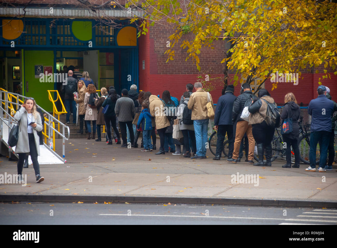 New York, Stati Uniti d'America. 6 Novembre, 2018. Centinaia di elettori di attendere in linea per immettere la PS33 seggio nel quartiere di Chelsea di New York il giorno delle elezioni, Martedì, Novembre 6, 2018. Credito: Richard Levine/Alamy Live News Foto Stock