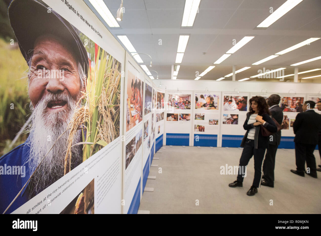 Ginevra, Svizzera. 6 Nov, 2018. La gente visita " Lo sviluppo della Cina in materia di diritti umani nella Nuova Era' mostra presso le Nazioni Unite la sede centrale di Ginevra, a Ginevra, in Svizzera, il nov. 6, 2018. La mostra, organizzato congiuntamente dalla Missione permanente della Cina alle Nazioni Unite a Ginevra e il Consiglio di Stato Ufficio informazioni della Cina, offre più di 100 foto e 10 micro-video sui progressi compiuti in Cina della situazione dei diritti dell'uomo. Credito: Xu Jinquan/Xinhua/Alamy Live News Foto Stock