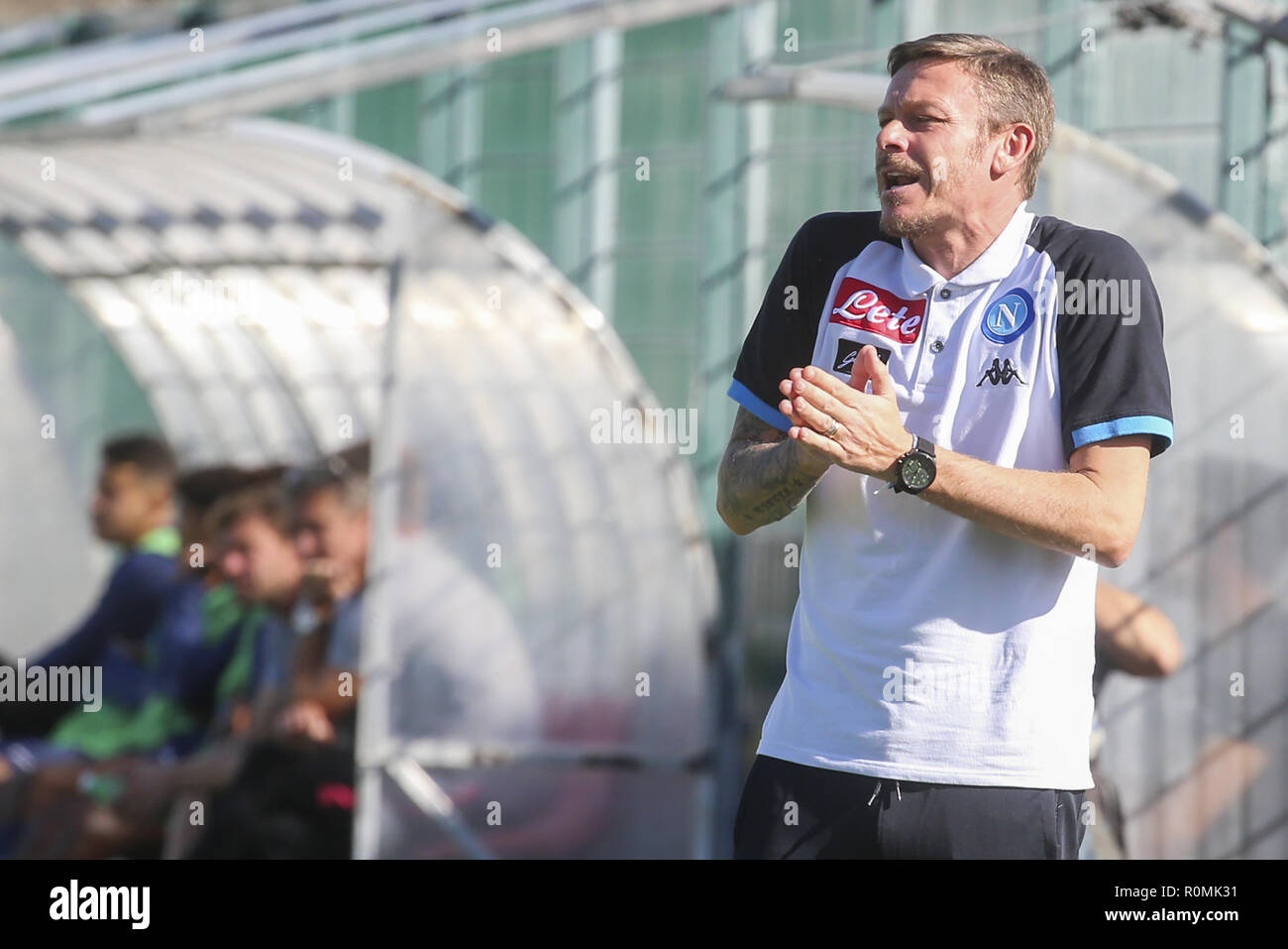 Frattamaggiore, Campania, Italia, 2018-11-06, UEFA Youth League SSC Napoli U19 - PSG U19 in immagini Roberto Baronio allenatore ssc napoli u19 Credito: Antonio Balasco/Alamy Live News Foto Stock