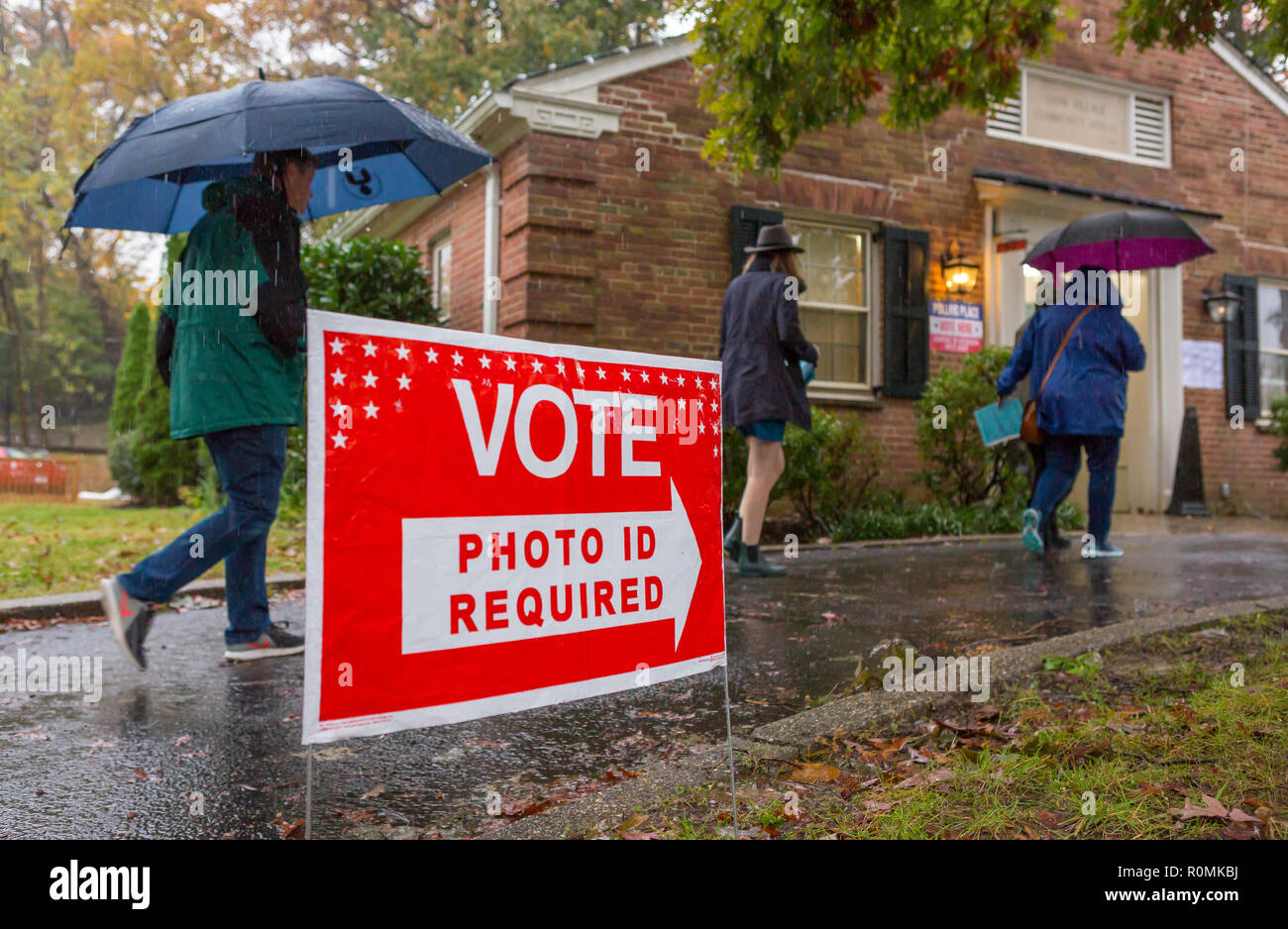 Arlington, Virginia, Stati Uniti d'America. 06 Novembre, 2018. Gli elettori intermedia di arrivare alle urne durante la tempesta di pioggia, villaggio di Lione centro comunitario. Rob Crandall/Alamy Live News Foto Stock