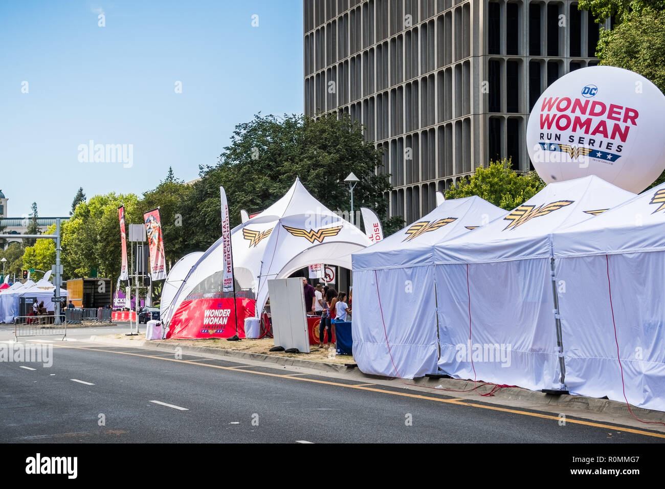 Settembre 22, 2018 a Sacramento / CA / STATI UNITI D'AMERICA - Tende e striscioni durante la cerimonia inaugurale DC Wonder Woman eseguire serie (5K o 10K) sulla Capitol Mall Foto Stock