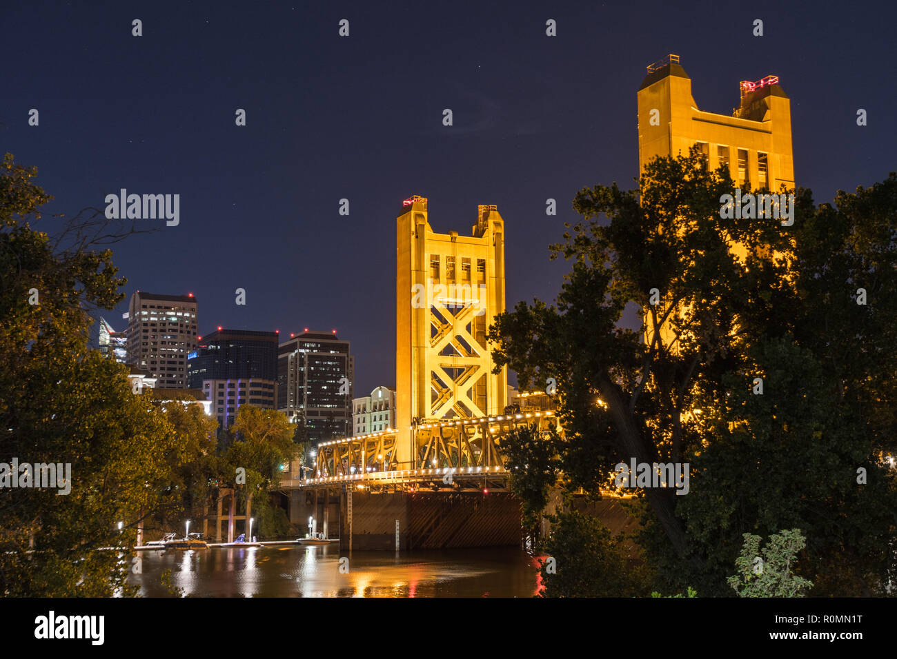 Vista notturna della torre ponte di collegamento tra Sacramento alla West Sacramento; downtown area skyline visibile in background; California Foto Stock