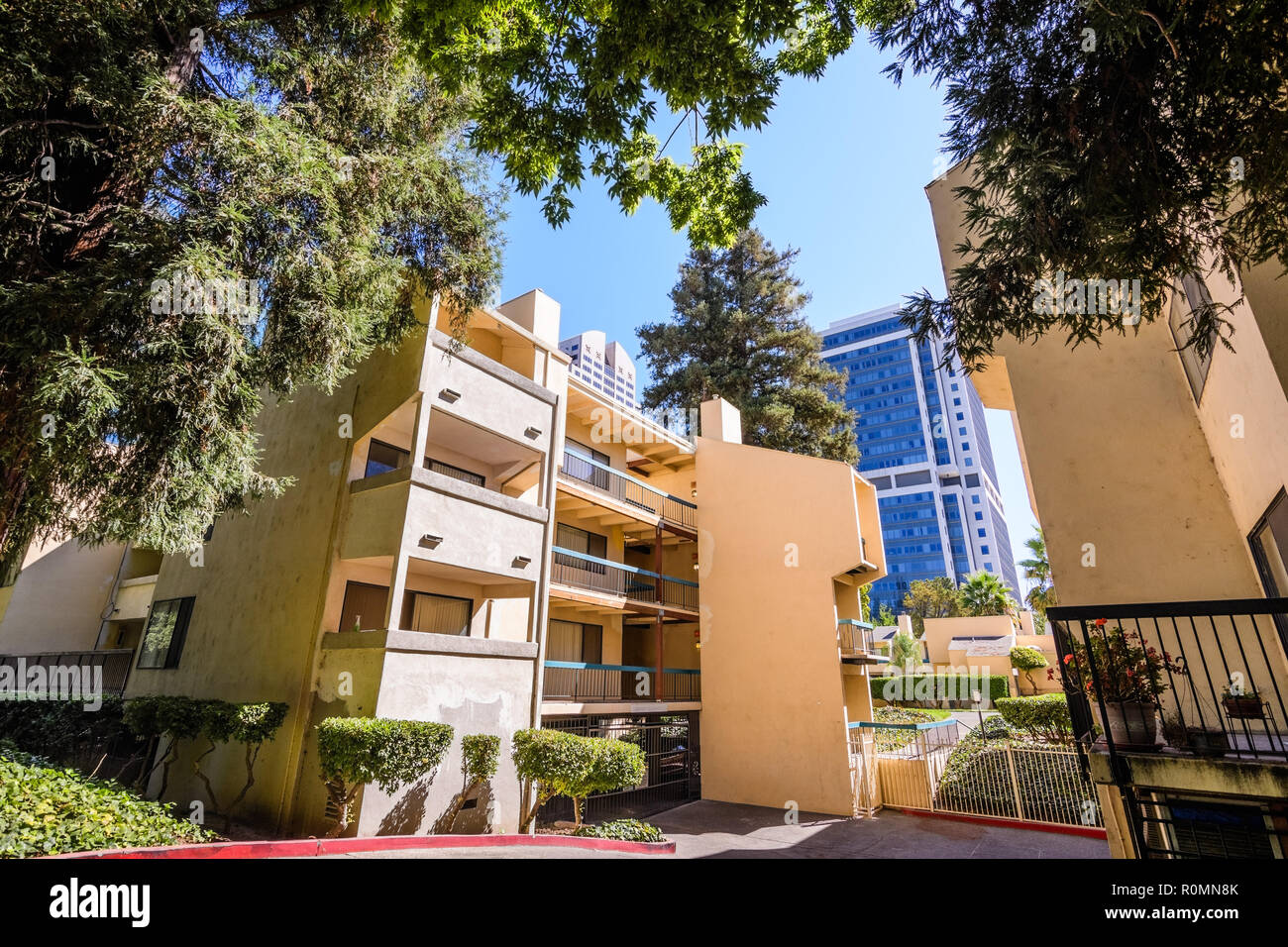 Edificio di appartamenti vicino al centro cittadino di Sacramento; edifici per uffici in background; California Foto Stock