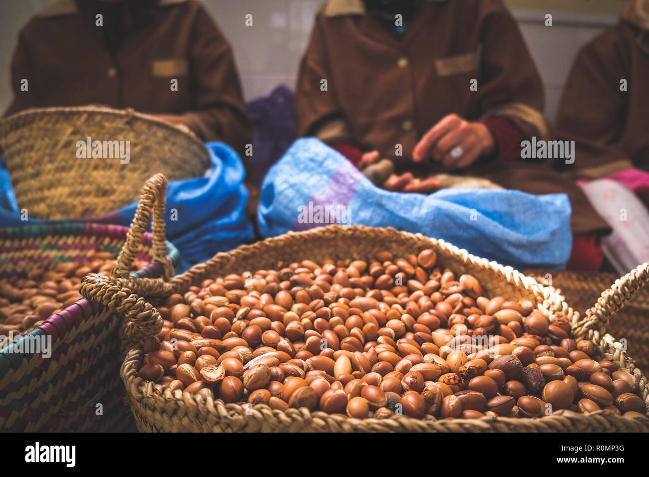 Donne marocchine che lavorano con semi di argan organici per estrarre l'olio di argan. Essaouira, Marocco. Foto Stock