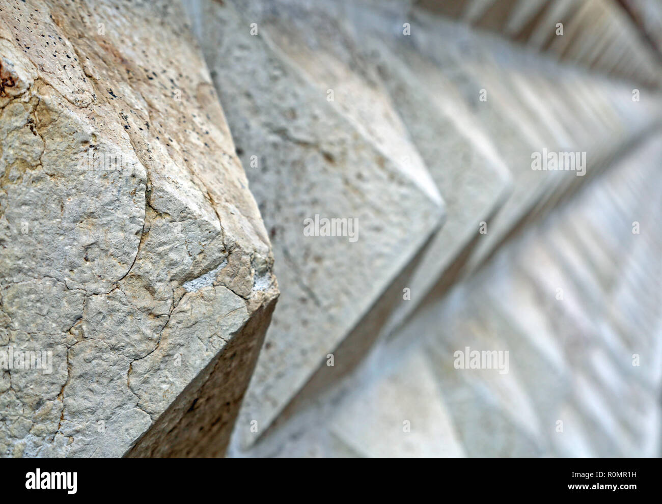 A forma di piramide a sfondo pietre sul muro di confine dell'edificio chiamato Palazzo dei Diamanti o Palazzo dei Diamanti di Ferrara Italia Foto Stock