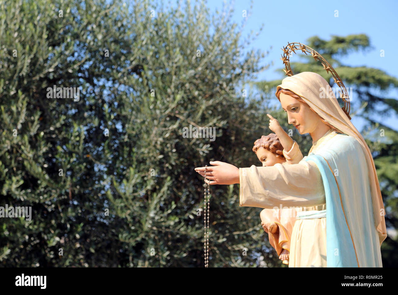 La statua della Madonna con Gesù nella sua bracci portati dai fedeli