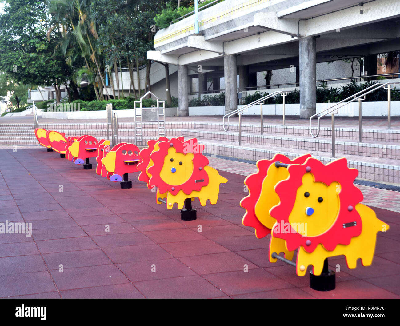 Un array di cavalcabili installato in pubblico area di svago, Tsing Yi Promenade, Hong Kong Foto Stock